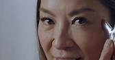 Michelle Yeoh 楊紫瓊包包裡「這個東西」，讓她隨時隨地保持活力！完整影片請看留言。 | VOGUE Taiwan