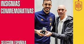 Luis Rubiales entrega a Zubimendi y a Joselu la insignia por debutar con la Selección | 🔴 SEFUTBOL