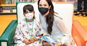 Duchess Meghan Markle Surprises Kids at LA Hospital | E! News
