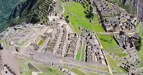 El Santuario Histórico de Machu Picchu se ubica en la provincia de Urubamba, Región Cusco. Comprende un extenso paisaje cultural y natural localizado en diversos ecosistemas, en el que también existen otros sitios arqueológicos conectados por caminos que conducen a la ciudad inca. Machu Picchu es el sitio arqueológico inca más sobresaliente debido a su creativo diseño urbano, la belleza de su arquitectura y el fino trabajo en piedra de sus construcciones. En su planificación se aprovechó notable
