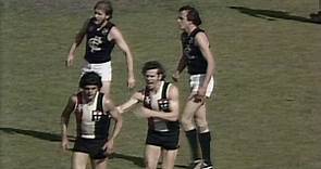 Robert Muir (no. 32), seen here playing for St Kilda in 1978, was regarded as one of the VFL's most talented players