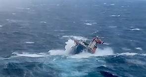 Rescate de película en Noruega de los doce tripulantes de un carguero sufriendo una fuerte marejada