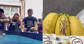 La celebración de Pedri por la liga conseguida con el Barça : firma unos plátanos de Canarias