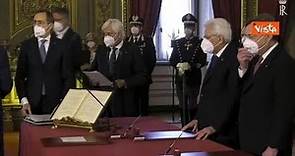 Il giuramento del Ministro Massimo Garavaglia che ringrazia con un inchino a mani giunte...