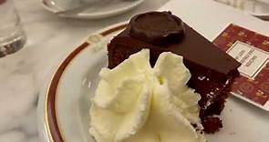 Hotel & Cafe Sacher Eat tasty Sachertorte cake 🍰 / Essen Sachertorte Kuchen in Wien, Austria😋😋😋