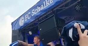 Timo Becker feiert mit Schalke Fans