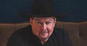 Tracy Lawrence Considers the ’Price of Fame‘ in Vol.2 of 30th Anniversary Album ’Hindsight 2020‘