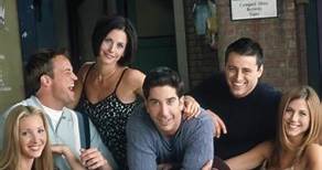 美國影集《#六人行》（#Friends）於1994至2004年在 NBC 首播，共10季236集，是一齣描寫身處紐約曼哈頓的六個好朋友日常生活之情境喜劇，由珍妮佛·安妮斯頓、寇特妮·考克絲、麗莎·庫卓、麥特·勒布郎、馬修·派瑞，與大衛·史威默主演。 | 張哲生