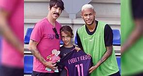 Anthony Kiedis y su hija, fieles fanáticos de Neymar