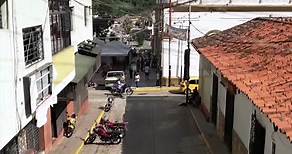 Hoy de aniversario Tovar, una ciudad que pertenece al estado Mérida. 🇻🇪 He tenido la oportunidad de visitarla varias veces. 🤩 ¿Y tú? ¿Conoces Tovar? 🇻🇪 Sígueme: salmadrone 🇻🇪🎬 #tovar #merida #losandes #venezuela #plazadetorostovar #johansantana #desdearriba #dronevideo #drone
