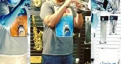 Probando trompetas en Puerto Rico at Micheo Music