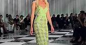 Claudia Schiffer défilé Versace Milan Fashion week | Vogue France