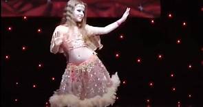 乌克兰肚皮舞大赛上卷发小甜心的肚皮舞演出，有点公主范儿呢