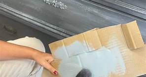 ¿Eres de Chalk o de essential Cómoda reciclada en Chalk colores Fuerteventura, azul vintage y patina oro , la gama Chalk es ideal para crear diferentes texturas y acabados en muebles , es una línea de pintura más decorativa , la gama Essential está indicada para muebles de uso diario y cuando queremos acabados más finos y lisos | De Tiza Chalk Paint