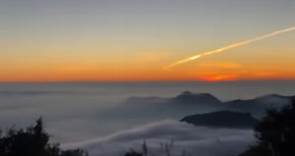 阿里山國家森林遊樂區 - 夕陽餘暉與汪洋的雲海，是阿里山秋冬季節美景之一 ，美景與您分享，晚安。...