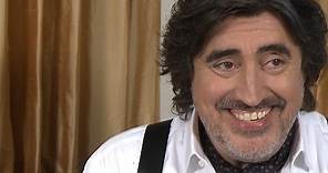 Alfred Molina Nos Habla Sobre 'Matador' Su Nuevo Show Y Sobre Sus Gustos Futbolísticos