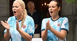 Mette-Marit de Noruega lo da todo animando a su marido y sus hijos en un partido de fútbol pasado por agua