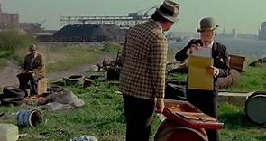 Olsen-bandens flugt over plankeværket (1981) - Våbendokumenterne i den røde kuffert