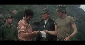 Donald Sutherland,Elliott Gould, in M*A*S*H - diagnosis