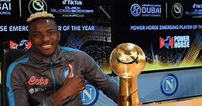 Victor Osimhen recibe el premio al mejor jugador emergente en los Dubai Globe Soccer Awards