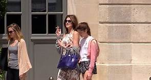 EXCLUSIVE : Stephanie Seymour and daughters go to Ritz hotel in Paris