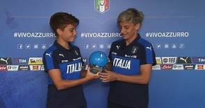 Pallone Azzurro 2016: Melania Gabbiadini riceve il premio da Manuela Giugliano