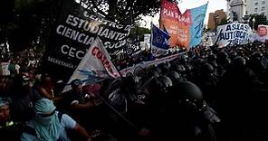 Incidentes y enfrentamientos entre la Policía y manifestantes en las afueras del Congreso tras una nueva jornada de debate por la Ley Ómnibus
