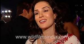 Actress Sonya Jehan in red and white saree at music launch of Taj Mahal, she waves out to Akbar