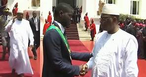 Macky Sall quitte le Palais de la République, raccompagné par le PR Bassirou Diomaye Diakhar Faye