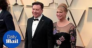 Mike Myers and his wife Kelly Tisdale embrace at 2019 Oscars