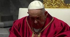 Papa Francesco a San Pietro presiede la Passione del Signore: in sedia a rotelle dopo la bronchite