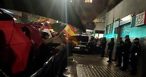 La protesta contra la amnistía llega a Gijón: cientos de personas rodean la sede socialista entre cánticos contra Sánchez y Barbón, pitidos y alguna bengala