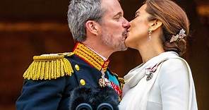 The kiss! Denmark's new king and queen with their children at a balcony appearance #coronation