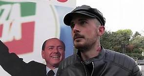 Il fan di Berlusconi dal Salento al San Raffaele di Milano con lo striscione Forza Silvio: "Per lui andrei anche al Polo Nord"