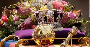 Tras reiterarle la corona y la joyas, el ataúd de Isabel II baja a la bóveda real en la capilla de San Jorge