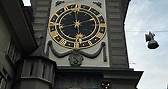 Sabías que en Suiza se conserva uno de los relojes astronómicos más importantes de la historia Europa? El gran reloj de Berna o Zytgloggeturm, inaugurada en 1220. Formaba parte del sistema defensivo de Berna, luego para embellecerlo llamaron a Kaspar Brunner, uno de los mejores relojeros para que rediseñara el aspecto de la torre, terminada en 1527. Desde ese momento el reloj marcaría la hora, el día, el mes, las posiciones relativas del sol, la luna, la posición del Zodiaco y eclipses, en relac