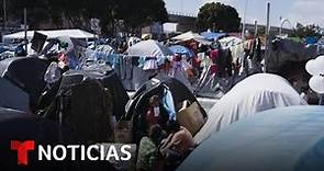 Miles de migrantes viven hacinados bajo un puente fronterizo en Tijuana | Noticias Telemundo