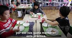 Niños japoneses limpian y ordenan su escuela