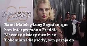 El primer beso público entre Rami Malek y su novia Lucy Boynton tras ganar el SAG Award por 'Bohemian Rhapsody'