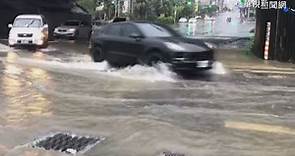 雨彈狂炸! 台南新化區大水灌進民宅 - 華視新聞網