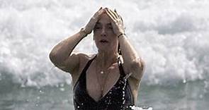 Kate Winslet Flaunts Her Hot Bikini Body