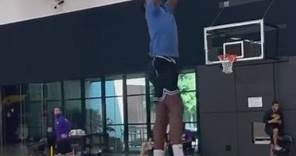 NBA, LeBron James si allena coi suoi figli nella palestra dei Lakers. VIDEO