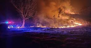 Bushfire threat across NSW and Queensland eases as blazes burn near towns of Tenterfield, Wallangarra and Tara