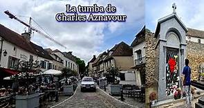 La tumba de Charles Aznavour (Montfort-l'Amaury, Francia)