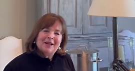 Ina Garten on Instagram: "It’s really important to have sharp knives, and I try not to do things that dull them. I choose knife blocks that hold most of the knives sideways. However, any knives that are held vertically, I have another trick for saving the blade."