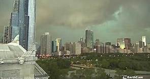 Severe Thunderstorm with Shelf Cloud Overtakes Chicago