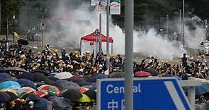 反送中》港示威民眾突破防線衝入立法會  警方施放催淚彈驅散 - 國際 - 自由時報電子報