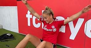 Giulia Gwinn celebra el título del Bayern Múnich femenil en la Bundesliga