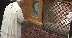 ACI Prensa - 📹 VIDEO | El Papa Francisco rezó ante la...