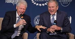 George W. Bush y Bill Clinton bromean en una conferencia